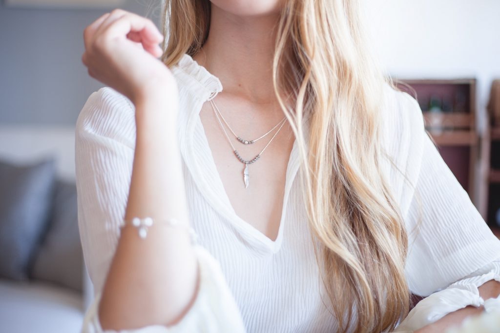 Zarter Schmuck für kleine Frauen