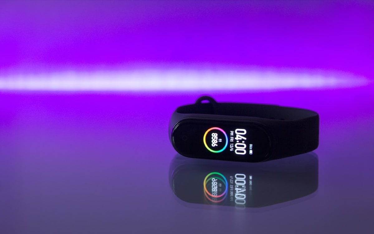 Ein Fitness Tracker vor violetter Wand