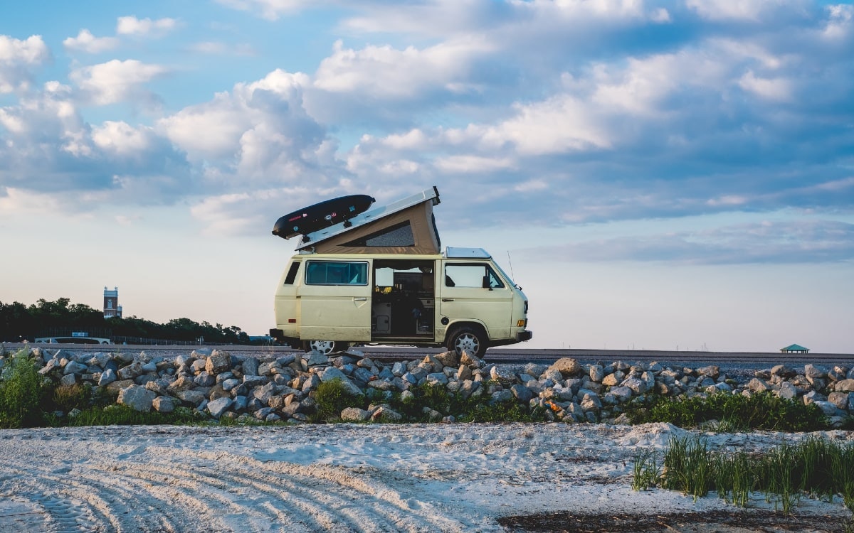 Weißer Van steht an der Küste - Perfekt für den Wohnmobil-Urlaub