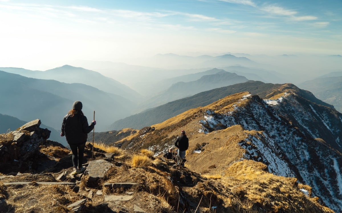 Wandern beim Aktivurlaub: 2 Personen wandern entlang eines Berggrades