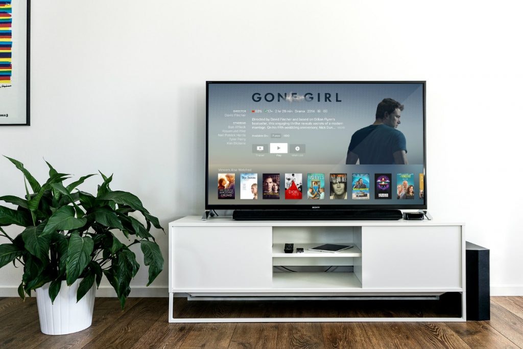 Blick auf den Fernseher mit einer Auswahl an Serien