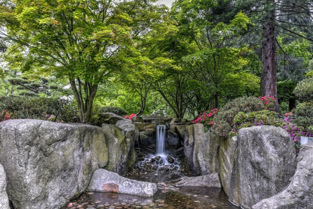 Kleiner Wasserfall im Planten un Blomen