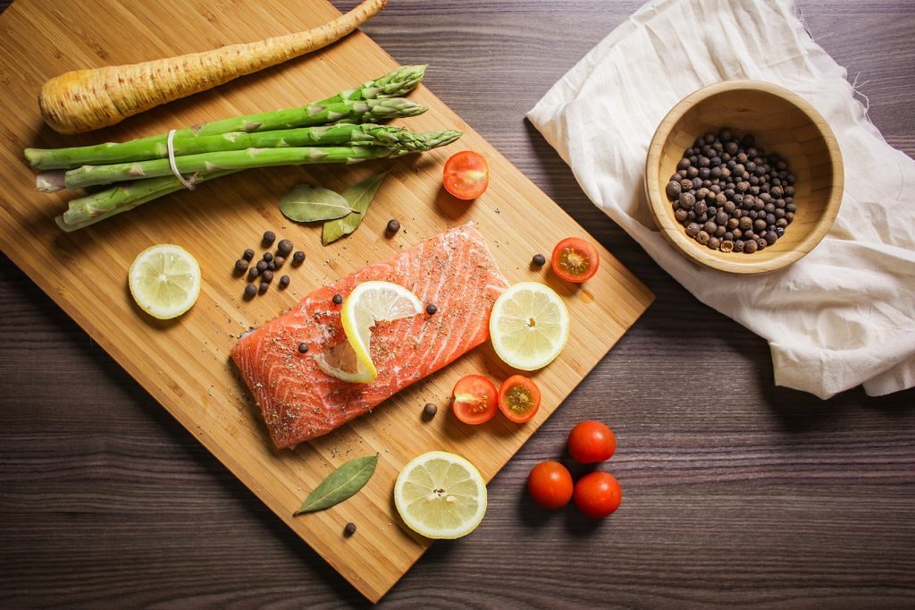 Lachs-Gurken-Pfanne als Abendessen