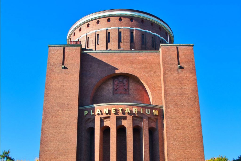Hamburger Planetarium vor blauem Himmel