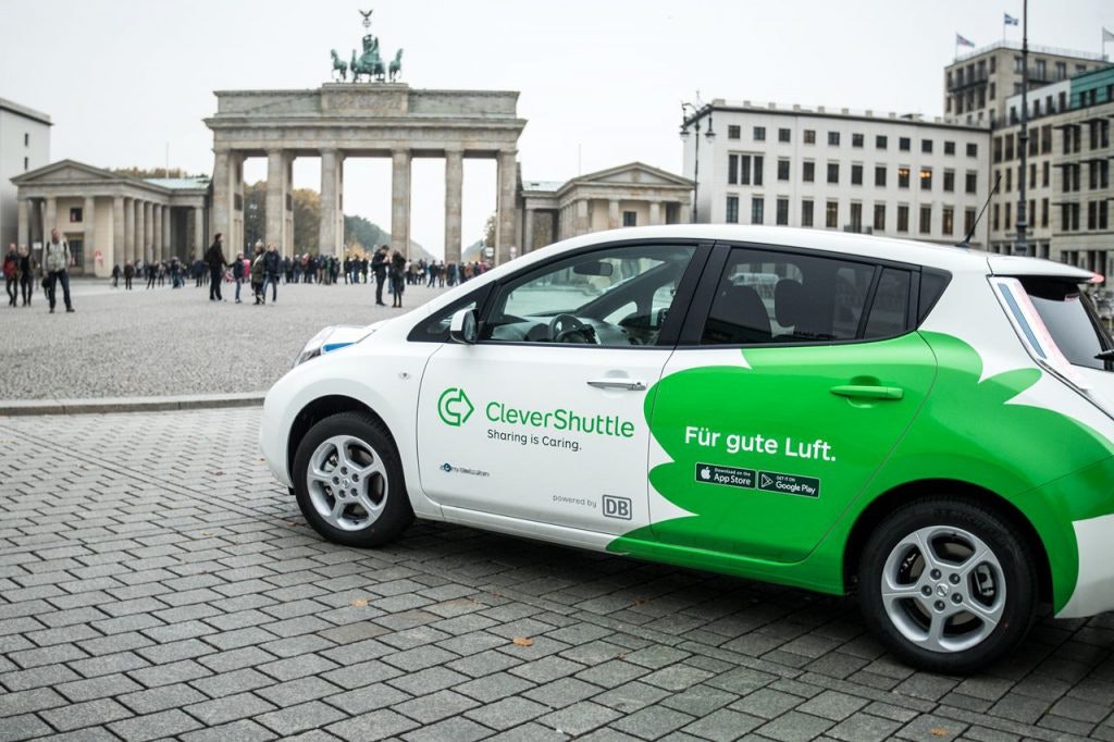 CleverShuttle Berlin CleverShuttle Auto steht vor dem Brandenburger Tor