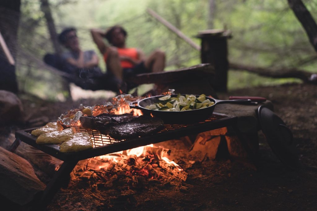 Günstig und gut: über dem Lagerfeuer zubereitetes Essen