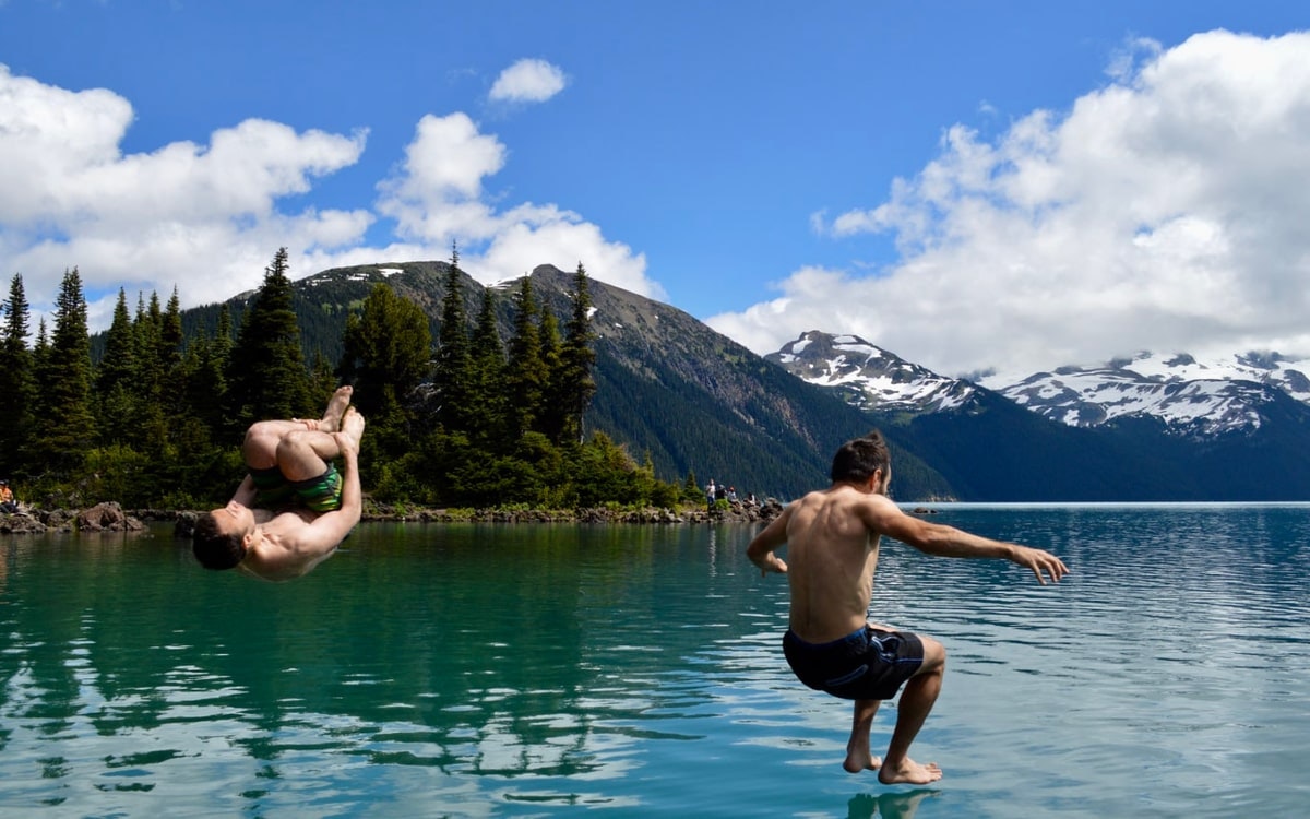 Zwei Jugendliche suchen bei der Sommerhitze Abkühlung in einem Bergsee