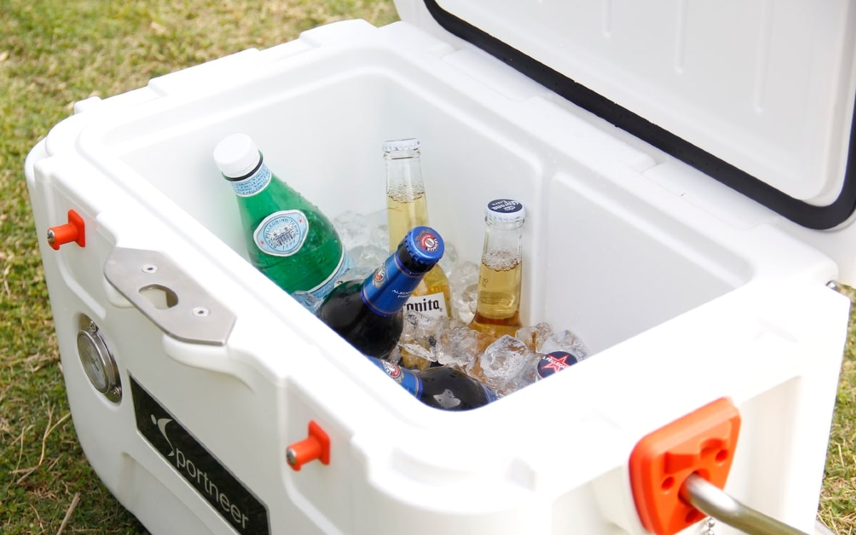 Kühlbox mit Getränken und Eiswürfeln