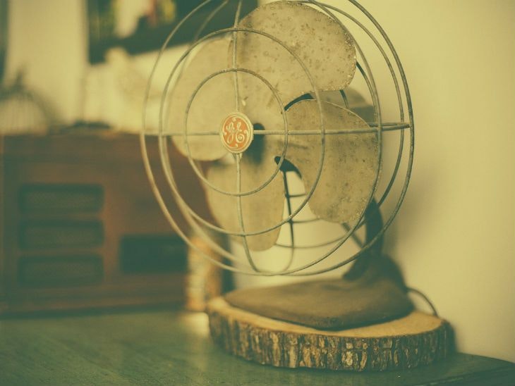 Du willst direkte Abkühlung? Dann lege dir einen Tischventilator zu.
