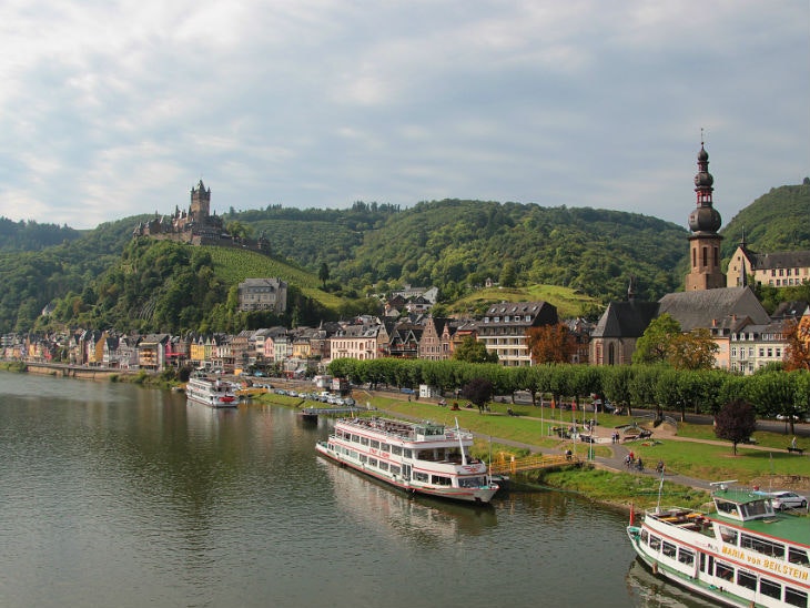 Moseltal mit einigen Fähren