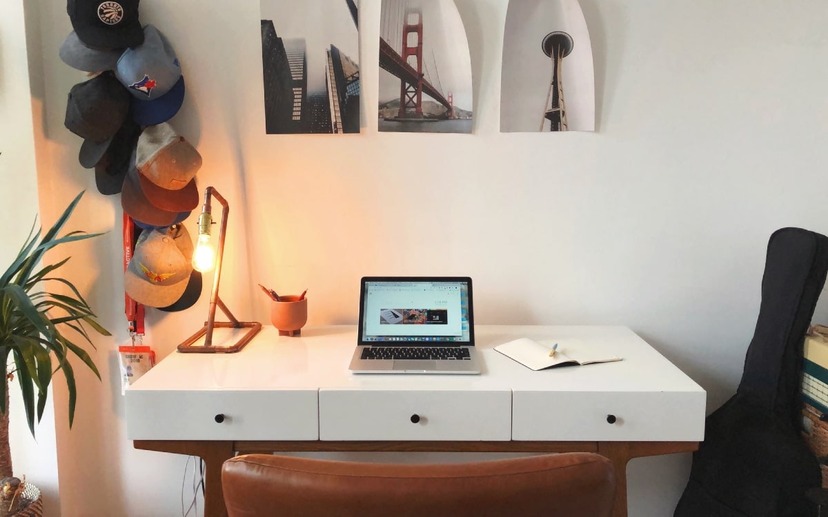 Ein Schreibtisch mit Laptop und Notizbuch