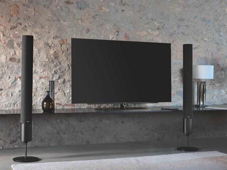 Heimkino-Anlage neben TV Heimkino-Anlage neben TV