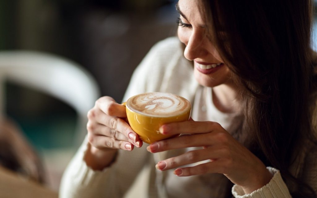 Eine Frau trinkt Kaffee.