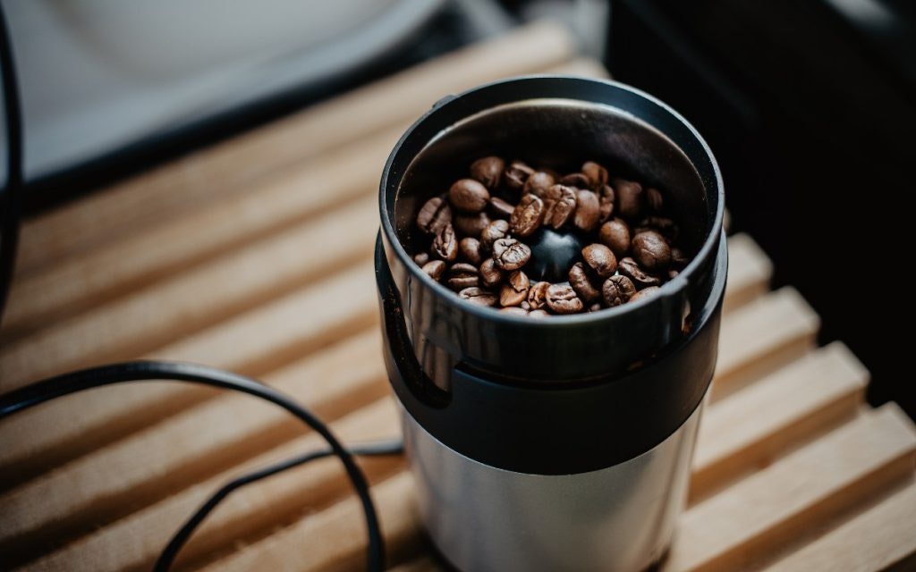 Eine Kaffeemühle mit Bohnen