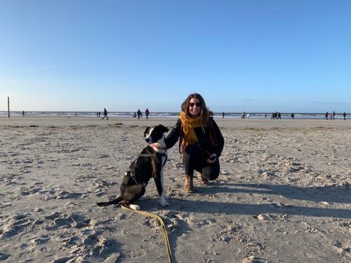 Anne mit ihrem Hund am Strand