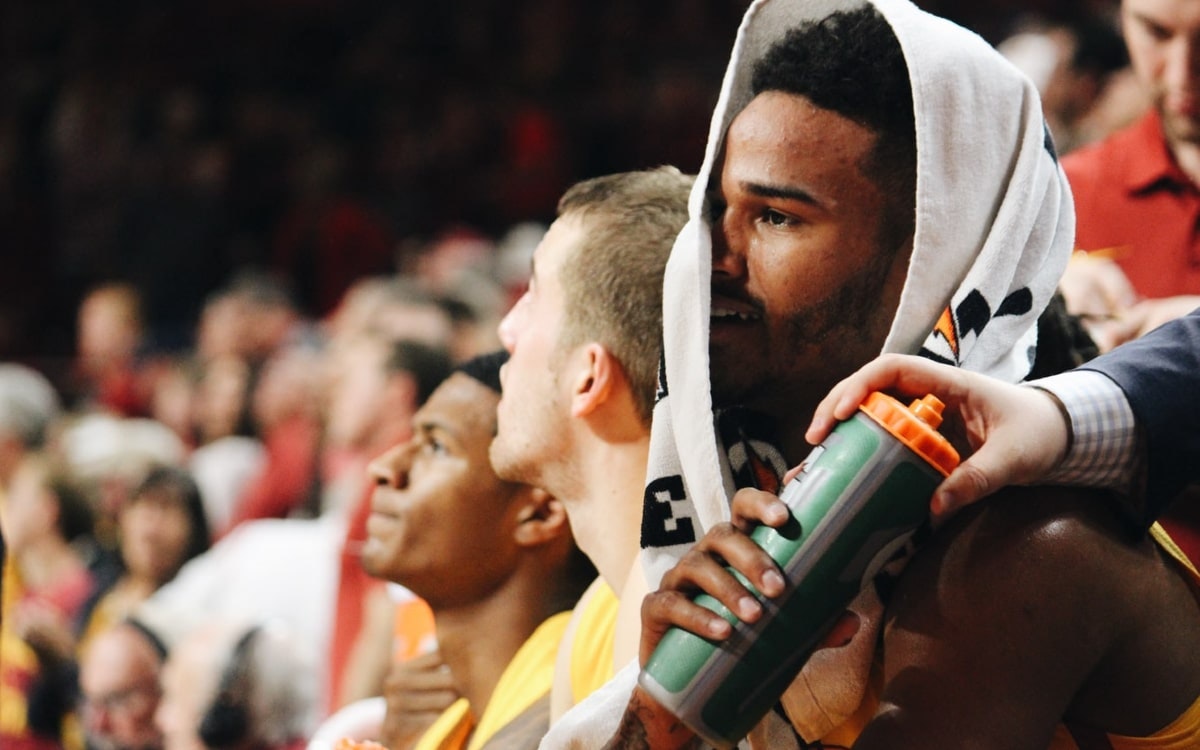 Basketballprofi trinkt ein isotonisches Getränk