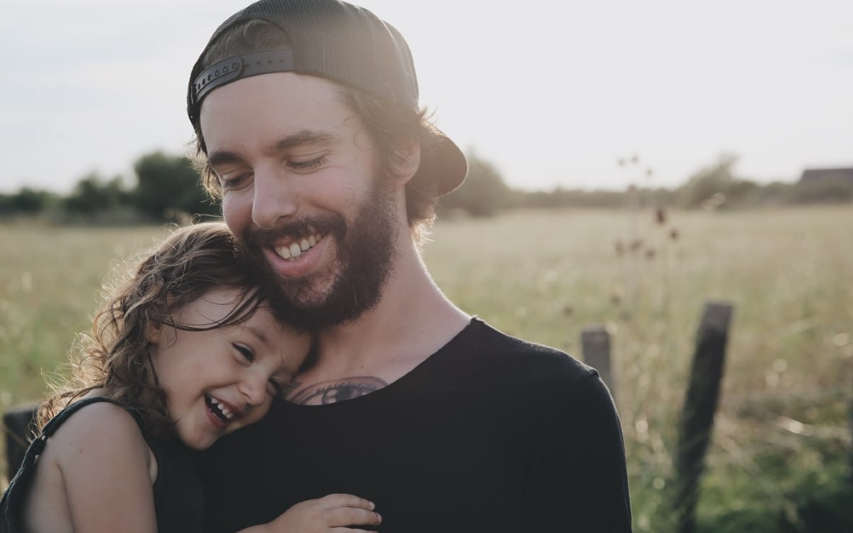 Vater werden: Vater mit Tochter in den Armen