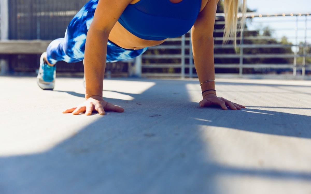 Eine Frau macht Krafttraining-Übungen mit Liegestützen