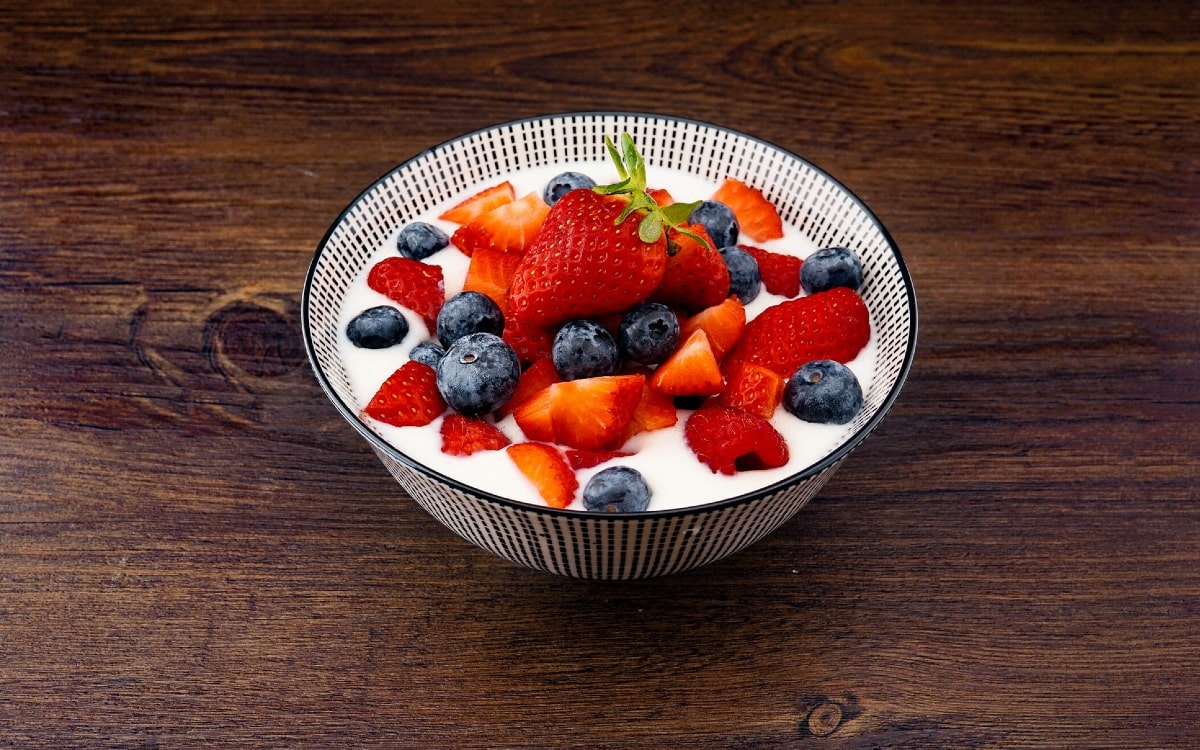 Eine Schüssel mit Joghurt und frischen Früchten