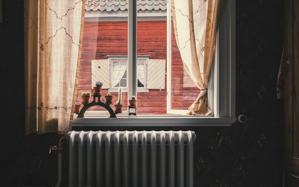 Ein Heizkörper steht unter dem Fenster