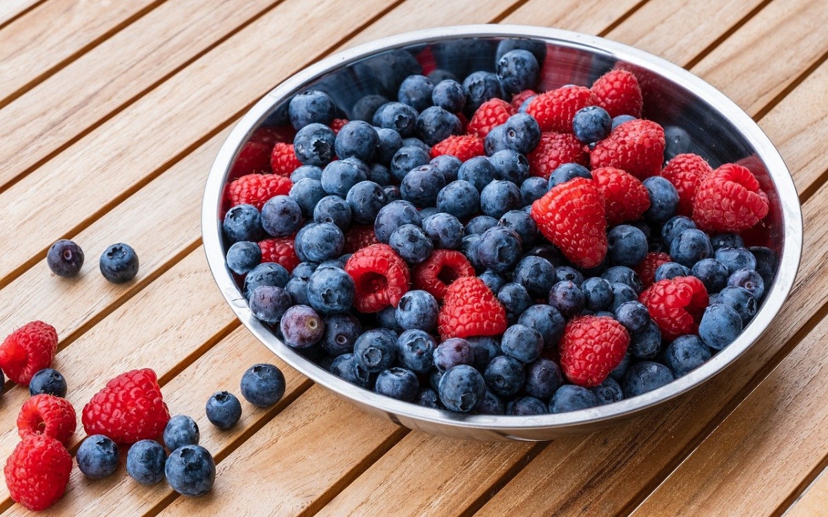 Himbeeren und Blaubeeren in einer Schüssel
