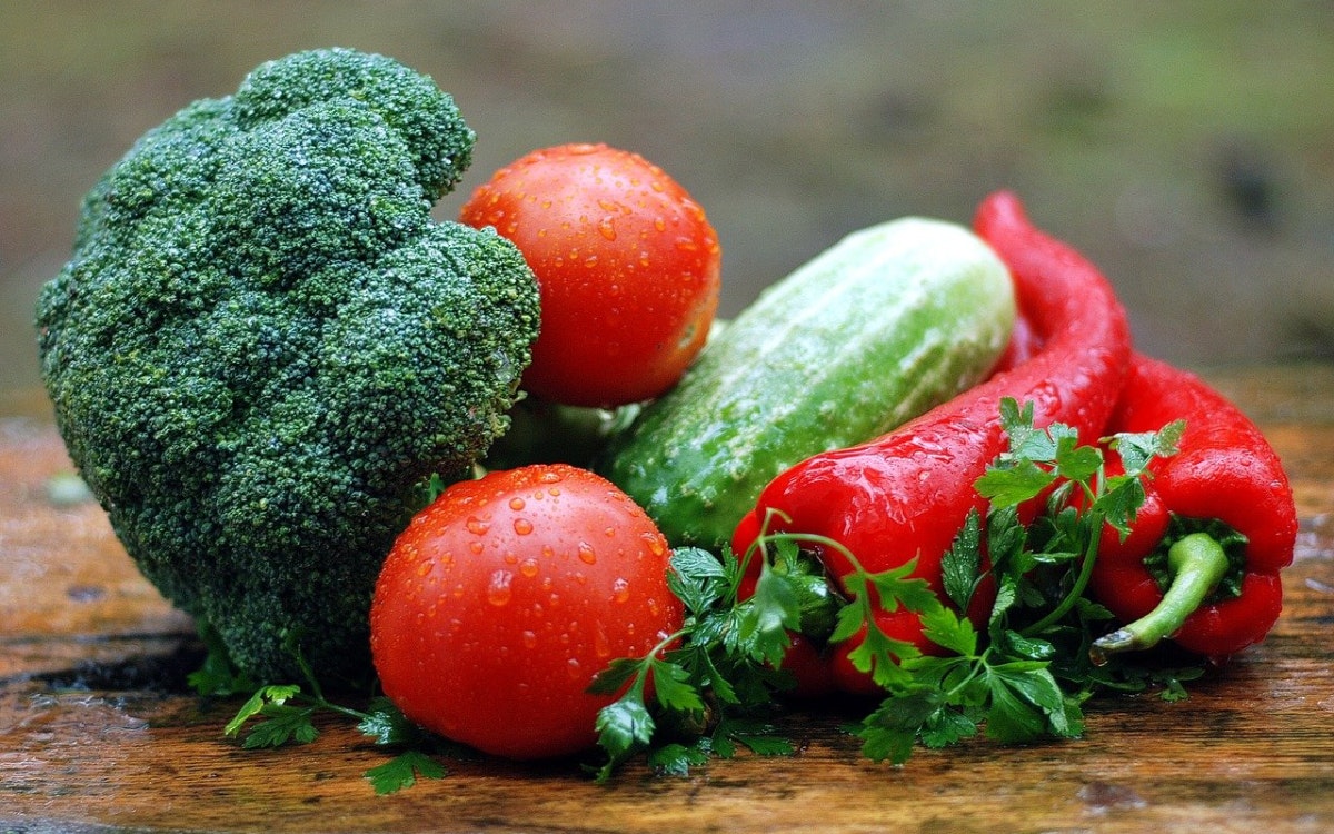 Brokkoli, Tomaten und Paprika auf dem Tisch