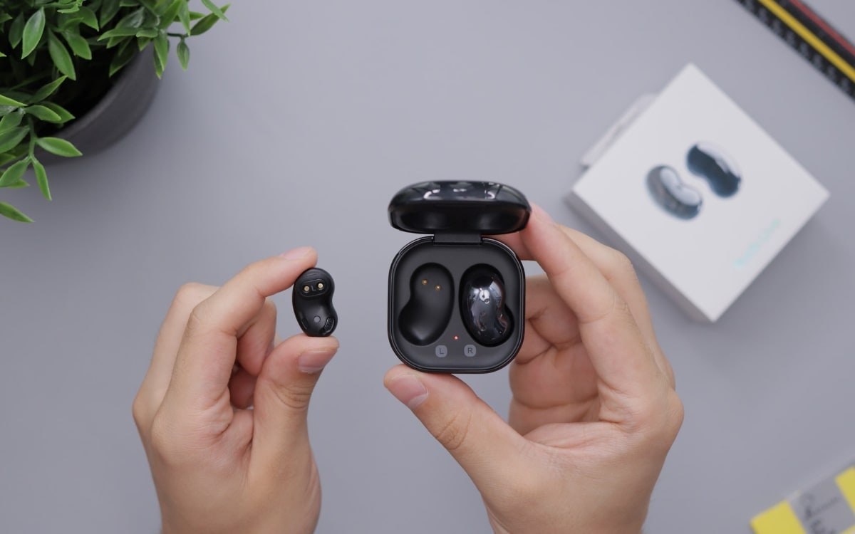 Schwarze Galaxy Buds im Ladecase