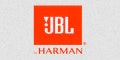 Weiße JBL Schrift vor orangenem Hintergrund