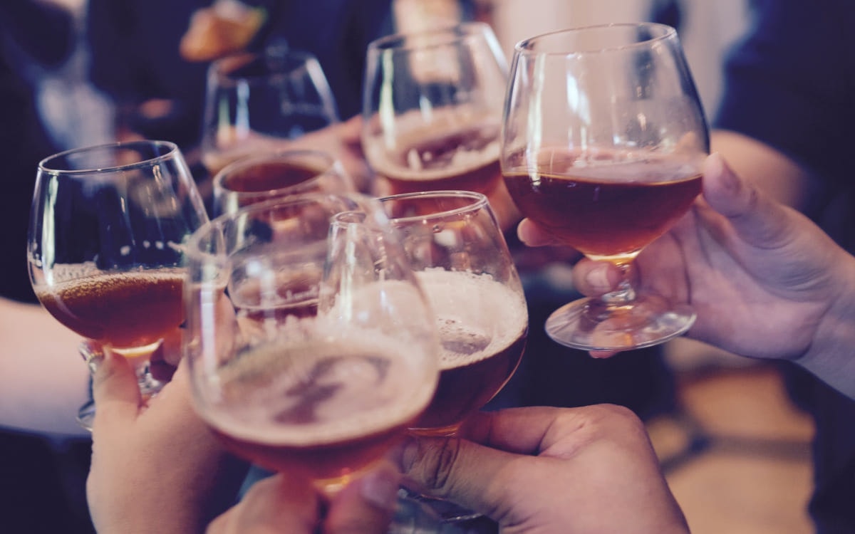 Männer stoßen mit Biergläsern an