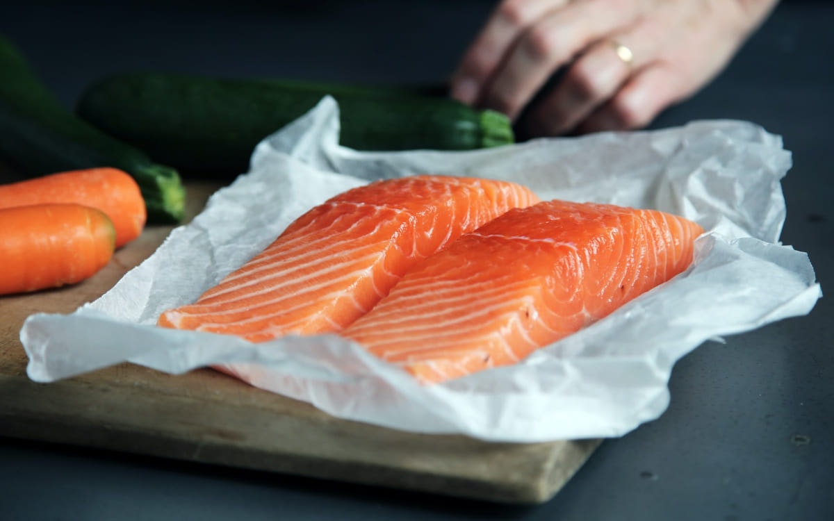 Zwei Stück Lachs auf Butterbrot