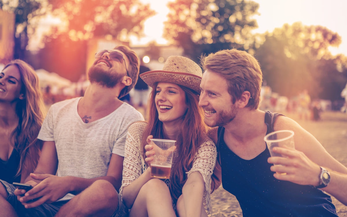 Freunde mit Bier auf einem Festival