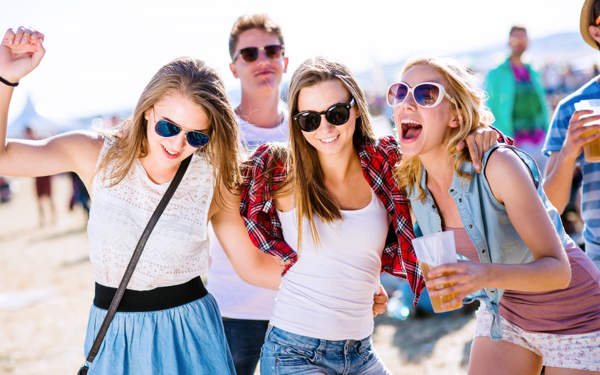 Drei Mädels feiern auf einem Festival