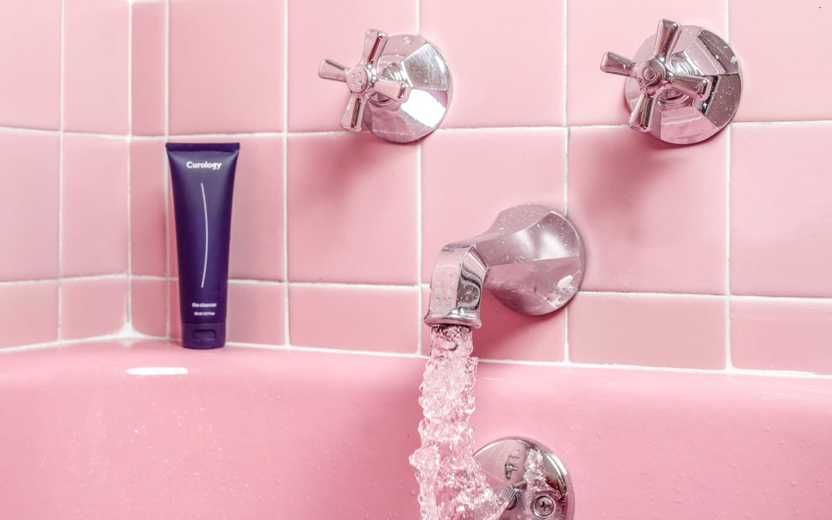 Wer Wasser sparen will, sollte besser von der Badewanne zur Dusche wechseln.