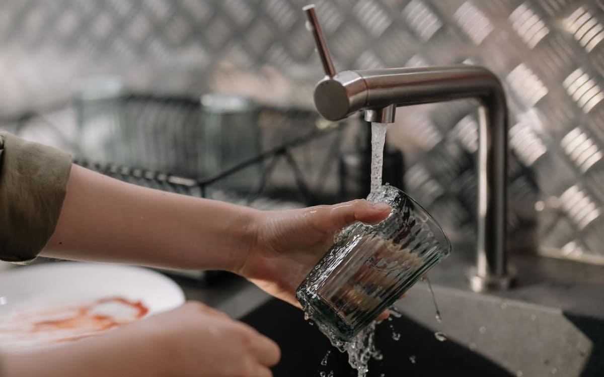 Zum Wasser sparen ist es besser, Geschirr im Geschirrspüler zu waschen statt per Hand.
