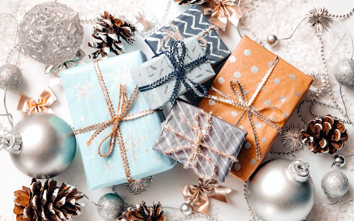 Mehrere eingepackte Geschenke auf weißem Untergrund