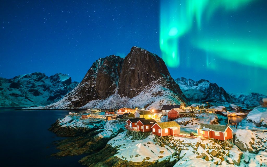 Nordlichter über einer Stadt Grönland