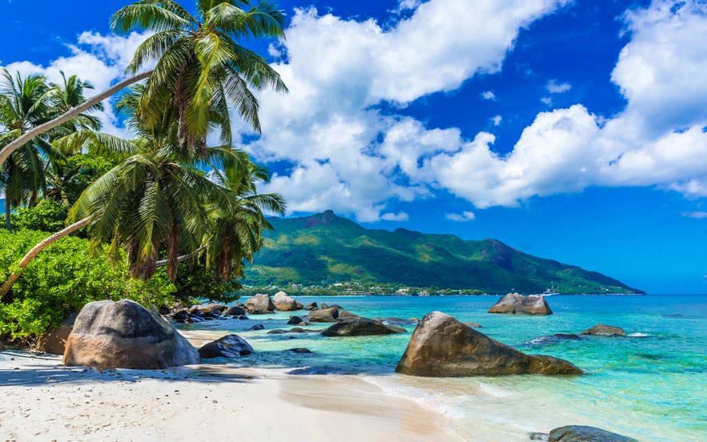 Tropischer Strand der Insel Mahe