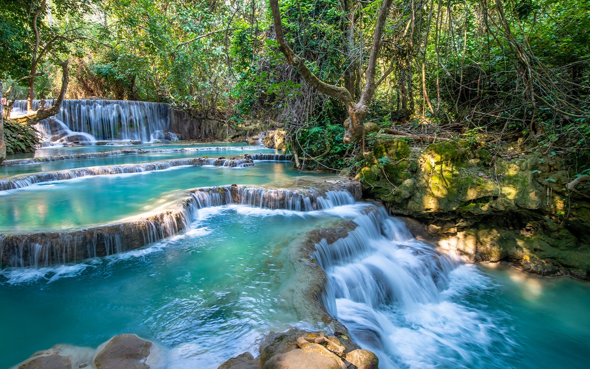 Türkisblaue Pools in den Kuang Si Wasserfällen bei Luang Prabang, Laos