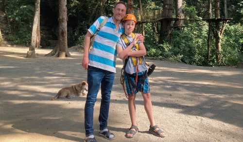 Martin und Sohn Jonathan auf einer Lichtung im laotischen Dschungel
