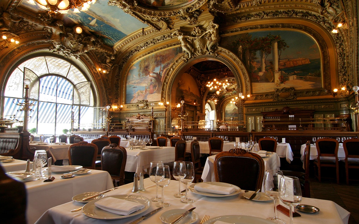 Die pompöse Inneneinrichtungen im Restaurant "Le Train Bleu"