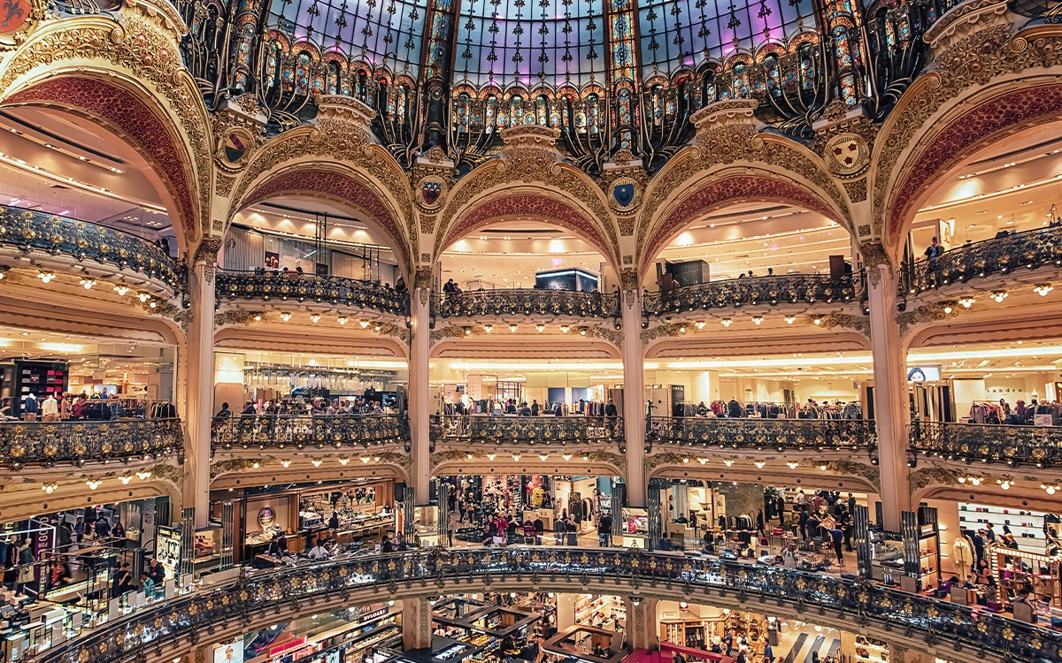 Die pompöse Innenenansicht des Kaufhauses Galeries Lafayette.
