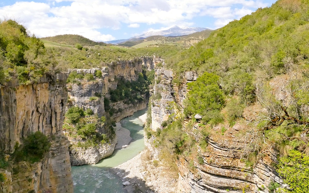 Riesige Felsschlucht, darunter schlängelt sich ein Fluss