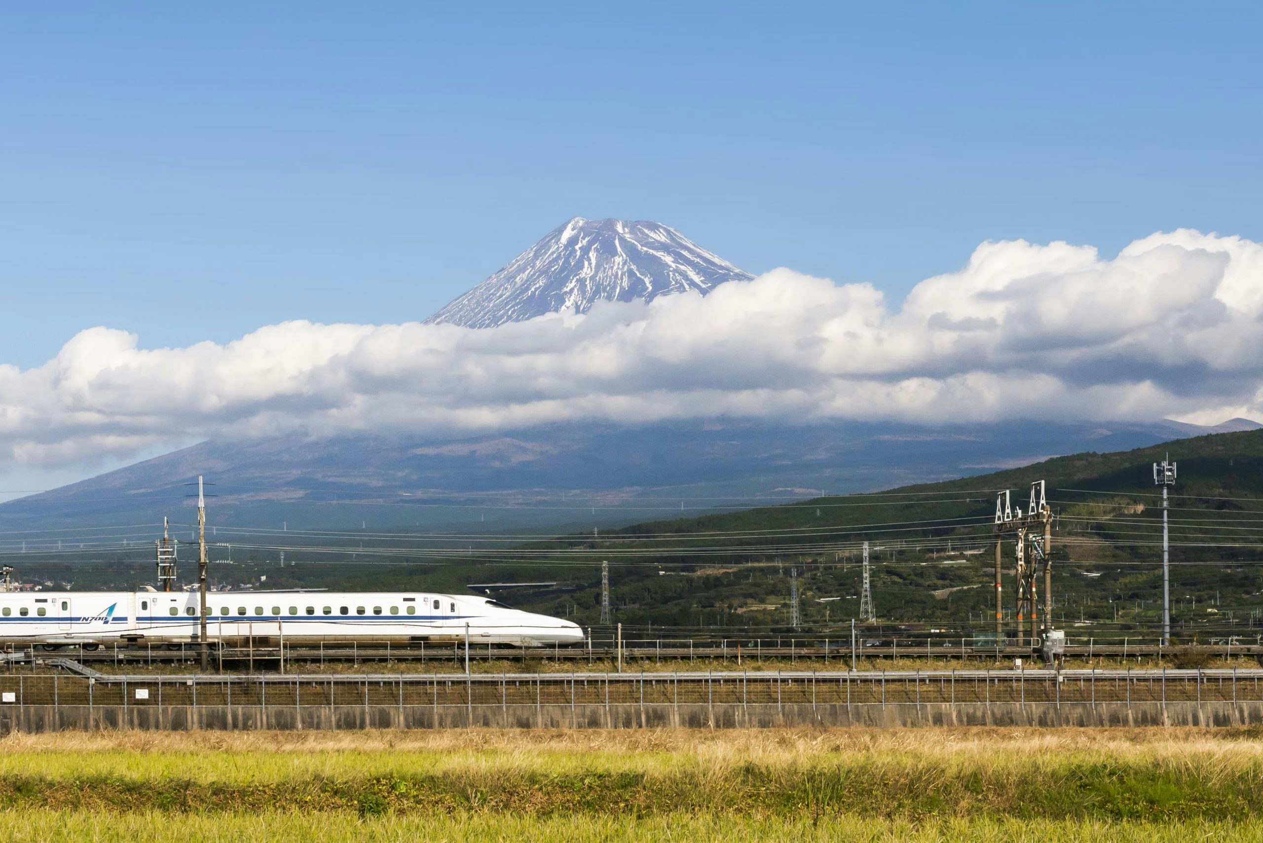 Shinkansen Train fährt durch Landschaft Japans