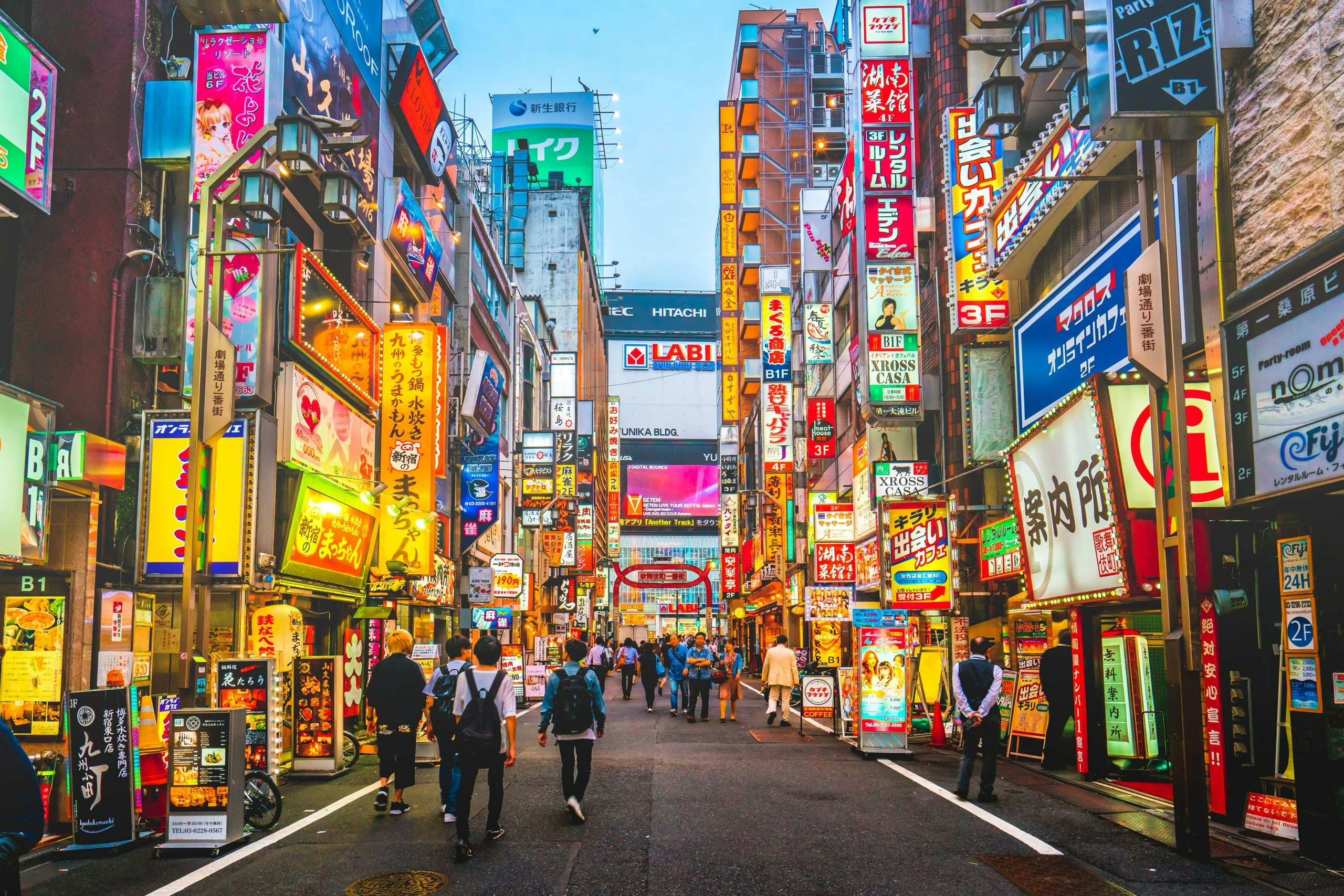 Bunt leuchtende Straße in Tokyo