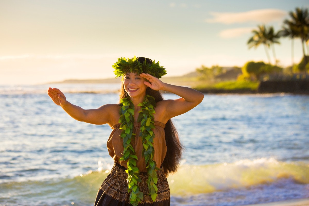 Eine Hula-Tänzerin am Strand von Kauaʻi
