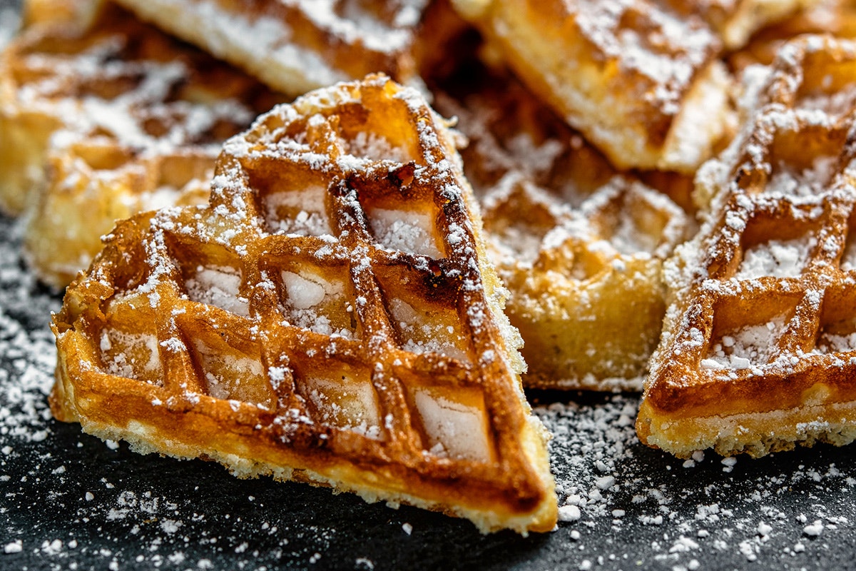 Kross gebackene Herzwaffeln mit Puderzucker