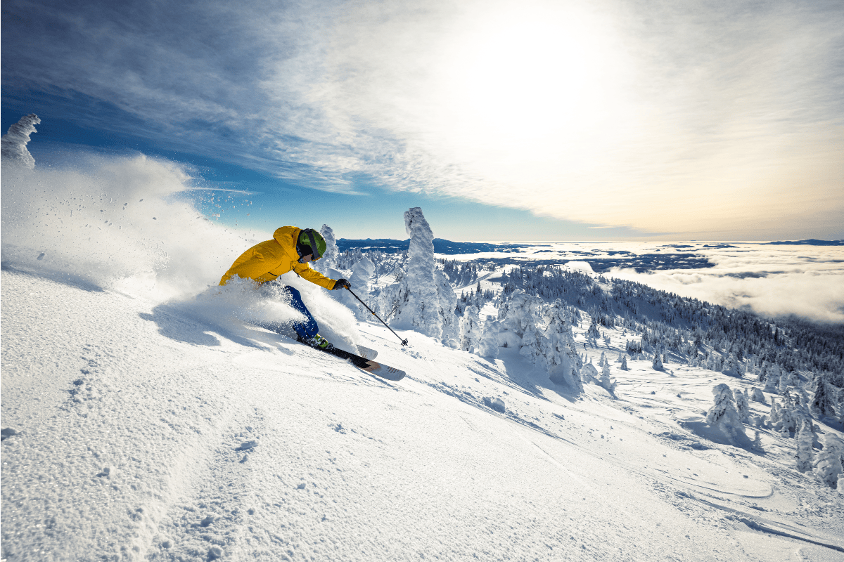 Ein Skifahrer im Schnee.