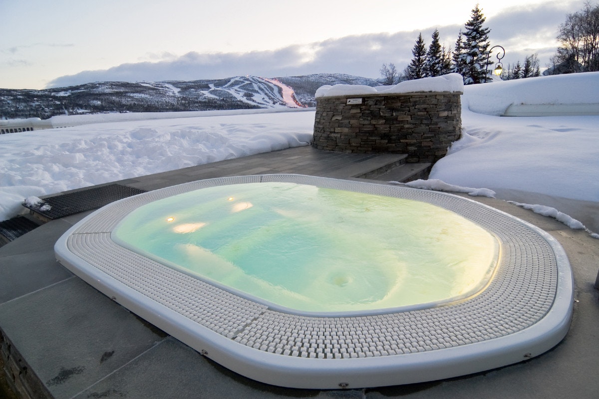 Ein Whirpool im Schnee.