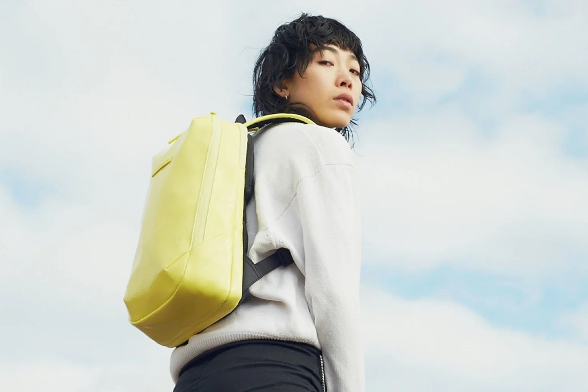 Eine Frau mit einem Horizn Studios Rucksack.