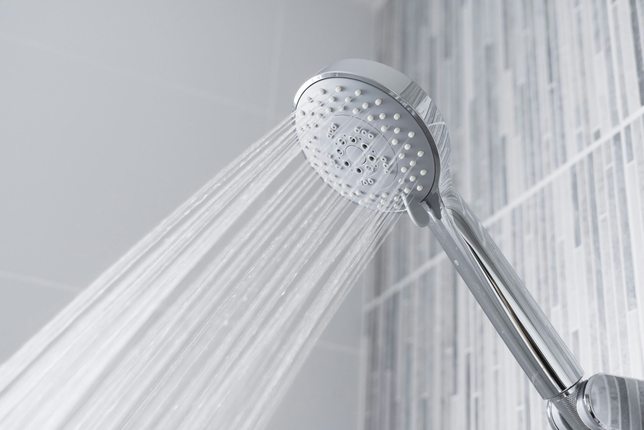 Wasserstrahlen aus einem Duschkopf